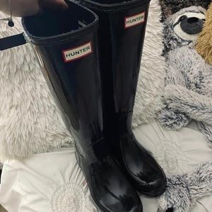 Hunter wide calf rain boots. Black gloss